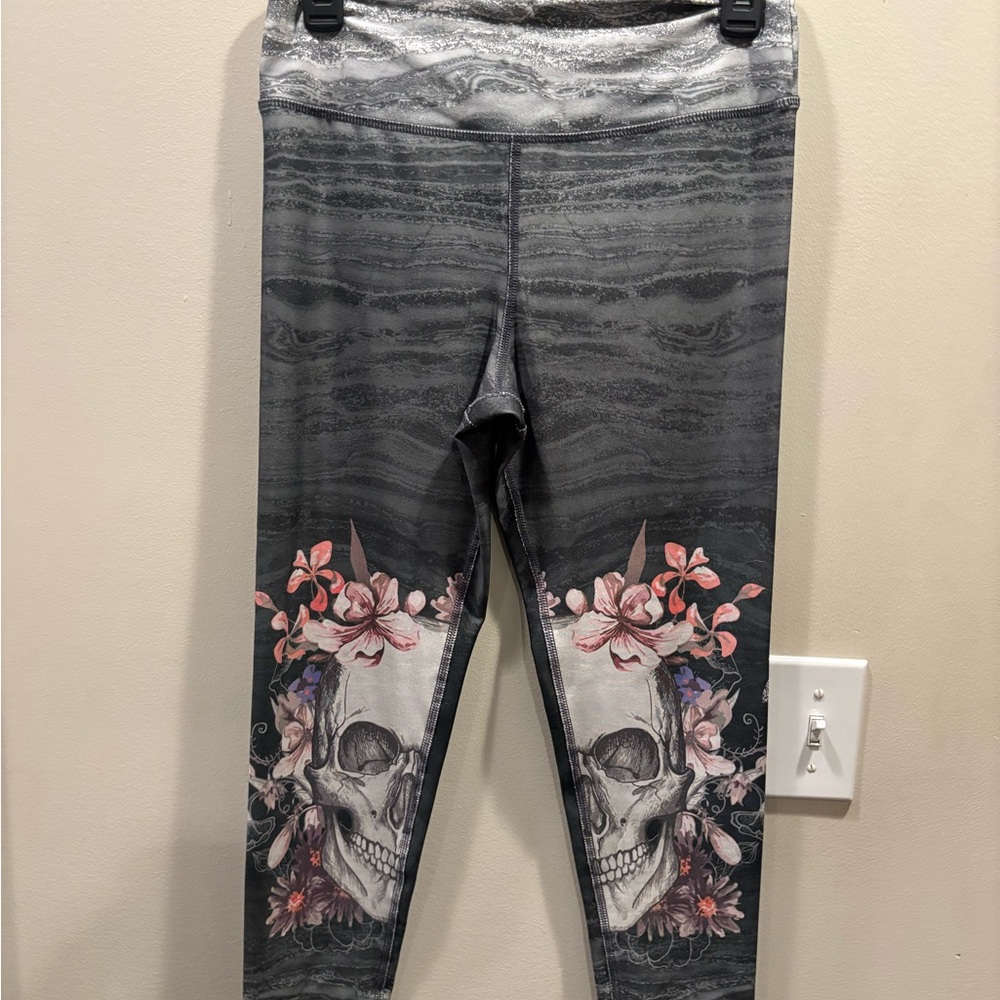 🔥 2/$10 3/12$ Evolution and Creation skull leggings Medium - Picture 2 of 4